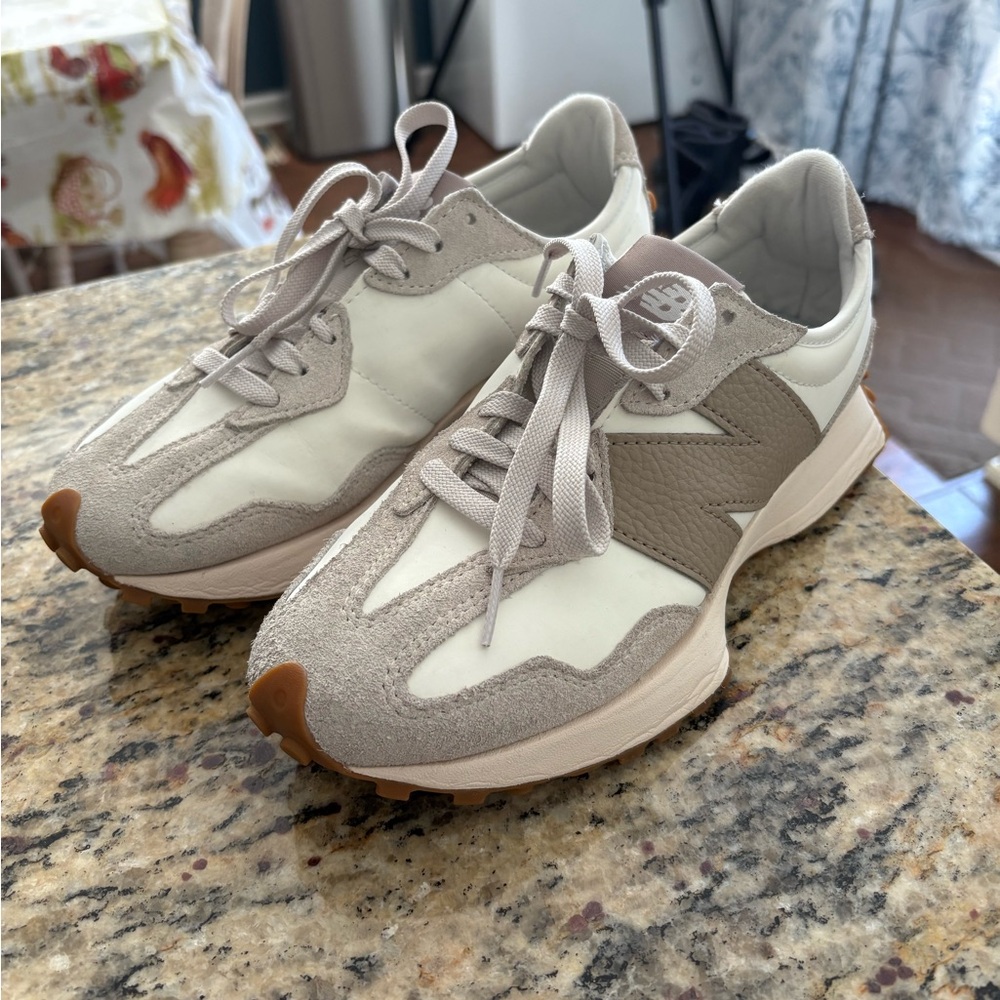 New Balance 327. Size 7 EUC